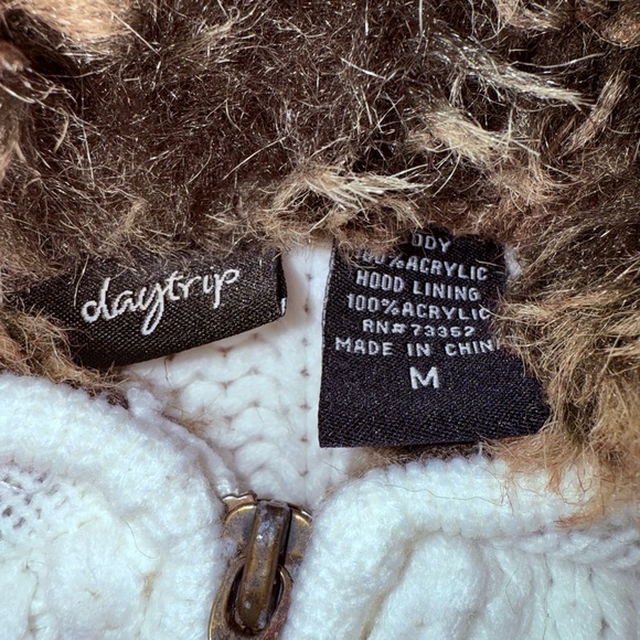 Daytrip Vintage Y2K White Knit Sweater Vest with Faux Fur Hood - Picture 4 of 5